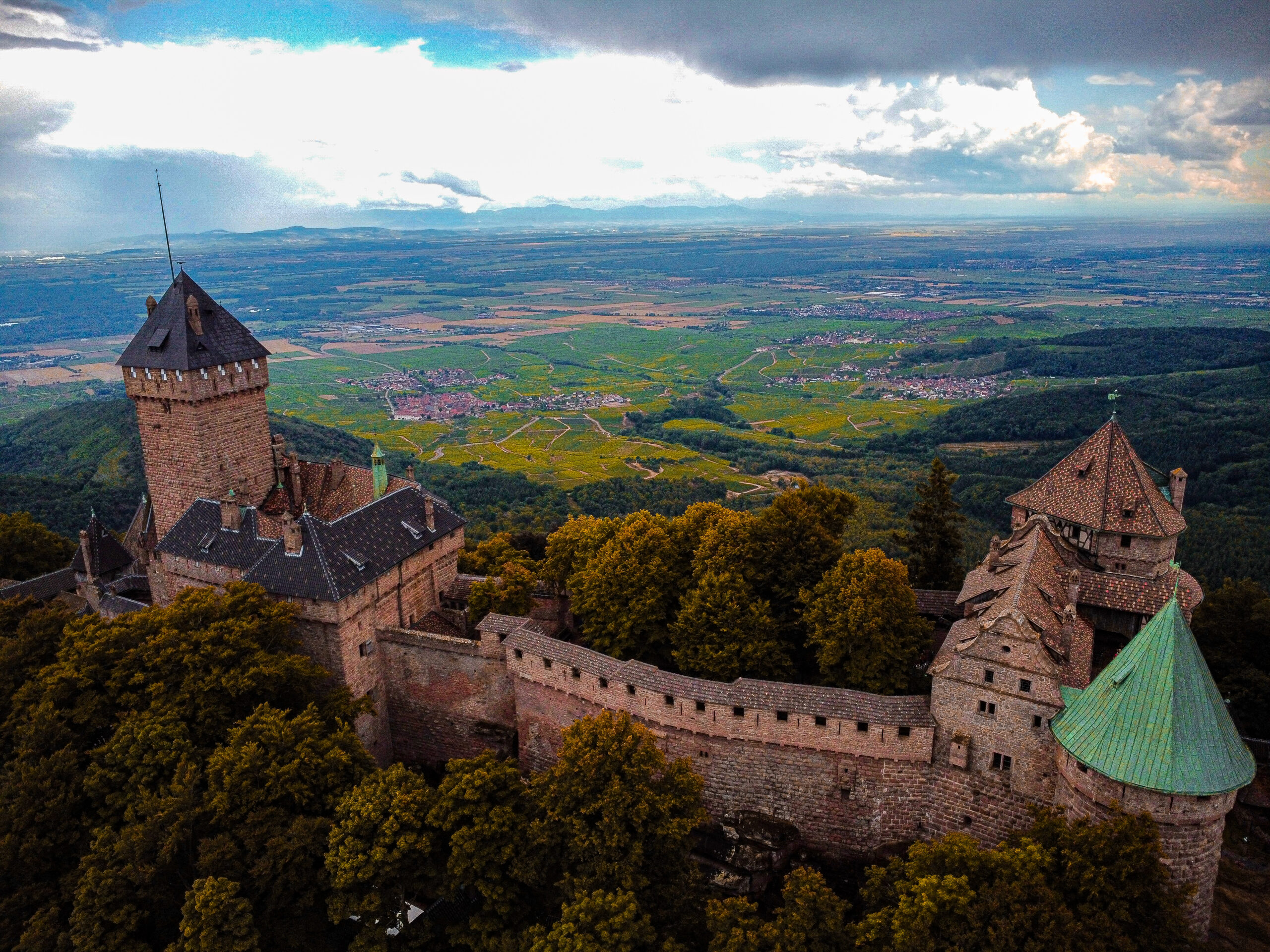 Château du Haut Koenigsbourg par drone en Alsace, route des vins 