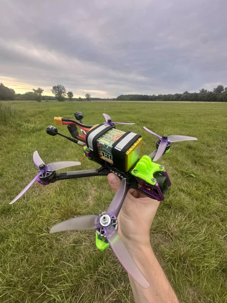 Un drone FPV 5 pouces parfait pour suivre une voiture par exemple