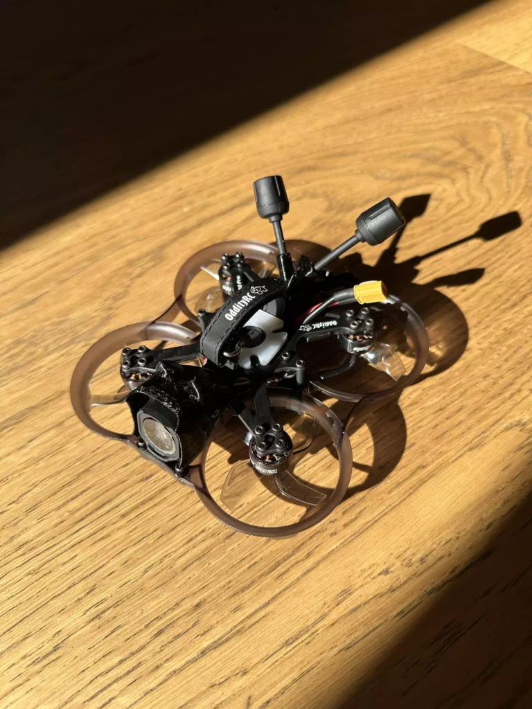 Drone FPV 2 pouces parfait en vol intérieur pour l'immobilier par exemple